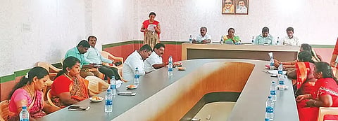 சாத்தான்குளம் ஒன்றியக்குழு கூட்டம் தலைவர் ஜெயபதி தலைமையில் நடந்த போது எடுத்த படம்.