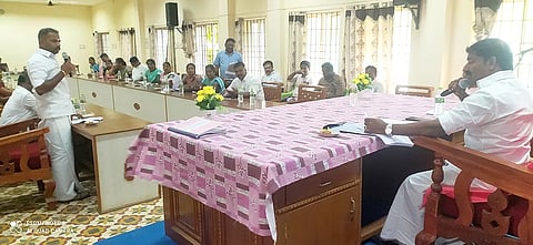 நகர்மன்ற கூட்டம் தலைவர் சுந்தரலிங்கம் தலைமையில் நடந்தது.