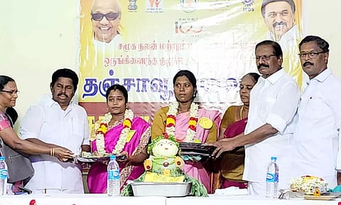 கர்ப்பிணிகளுக்கு சீர்வரிசை பொருட்கள் வழங்கப்பட்டது.