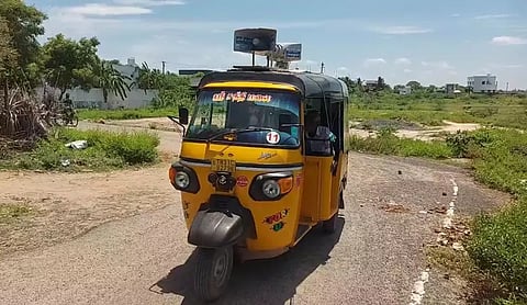 ஆட்டோவில் தெருத்தெருவாக ஒலிபெருக்கி செய்ததை படத்தில் காணலாம்.