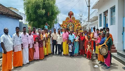 புரட்டாசி 2-ம் சனிக்கிழமையையொட்டி வீரப்பம்பாளையம் திம்மராய பெருமாள் கோவிலில் சாமி திருவீதி உலா நடைபெற்ற காட்சி.
