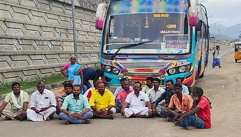 காடையாம்பட்டி அருகே தனியார் பஸ்சை சிறை பிடித்து பொதுமக்கள் போராட்டம்