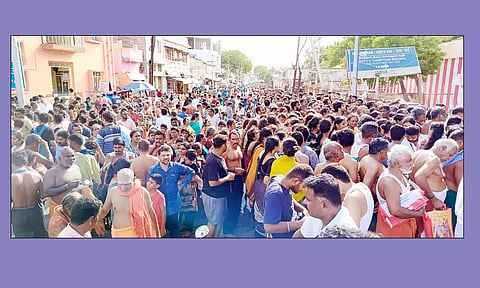 ராமேசுவரம் ராமநாத சுவாமி கோவிலில் விடுமுறை தினமான நேற்று திரண்டு பக்தர்கள் கூட்டத்தின் ஒரு பகுதியை படத்தில் காணலாம்.
