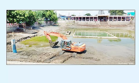 ராமநாதபுரம் மாவட்டம், தொண்டி அருகே திருவெற்றியூர் ஸ்ரீ பாகம்பிரியாள் அம்மன் கோவில் தீர்த்தக்குளம் தூர்வாரப்படும் காட்சி.