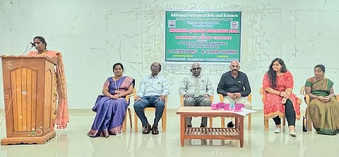 திருச்செந்தூர் ஆதித்தனார் கல்லூரியில் வீட்டு அலங்கார பொருட்கள் செய்வது குறித்து பயிற்சி