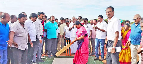 கிரிக்கெட் போட்டியினை அமைச்சர் கீதாஜீவன் தொடங்கி வைத்த காட்சி.