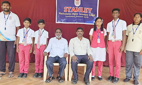 கேரம் போட்டிகளில் சாதனை படைத்த மாணவர்களை பள்ளியின் தாளாளர் முருகேசன், செயலாளர் பிருஆனந்த்பிரகாஷ் ஆகியோர் பாராட்டிய காட்சி.