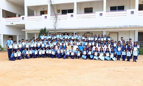 விளையாட்டு போட்டியில் சாதனை படைத்த மாணவர்களை பள்ளியின் தாளாளர் குண. வசந்தரசு பாராட்டிய காட்சி.