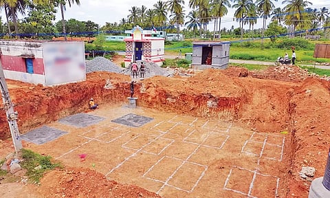 மண்ணாடிப்பட்டியில் புதிய சுகாதார நிலையம் கட்ட பணிகள் தொடங்கப்பட்டுள்ளதை படத்தில் காணலாம்.