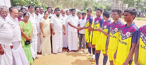 அ.தி.மு.க. செயலாளர் செந்திநாதன் எம்.எல்.ஏ. போட்டிகளை தொடங்கி வைத்த போது எடுத்த படம்.