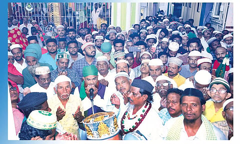 சந்தனக்கூடு கொடியேற்றப்பட்டு சிறப்பு துஆ நடைபெற்றது.