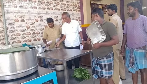  கடைகளில் பிளாஸ்டிக் பைகள் இருந்ததை வேலூர் பேரூராட்சி துப்புரவு ஆய்வாளர் குருசாமி தலைமையிலான குழுவினர் பறிமுதல் செய்த போது எடுத்தபடம்.