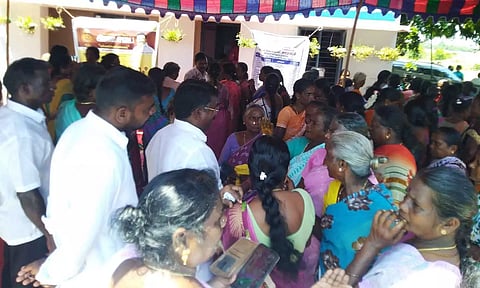 மாமல்லபுரம் அருகே நடந்த கிராம சபை கூட்டத்தில் உரிமை தொகை கேட்டு திரண்ட பெண்கள்