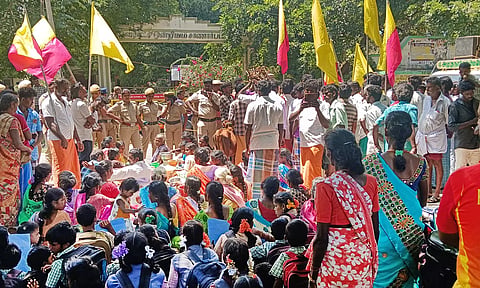 சாணார்பட்டி யூனியன் அலுவலகம் முன்பு போராட்டம் நடத்திய கிராம மக்கள்.