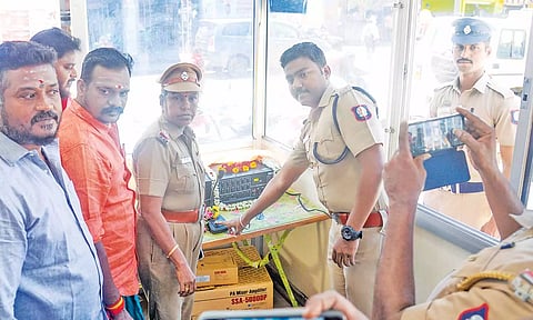 ஒலிபெருக்கிகளின் செயல்பாட்டை நகர துணை போலீஸ் சூப்பிரண்டு ராஜா தொடங்கி வைத்தார்.