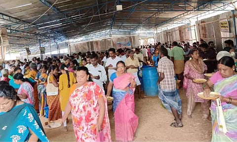 பெருமாள் கோவிலில் திரளாக கலந்து கொண்ட பக்தர்கள்.