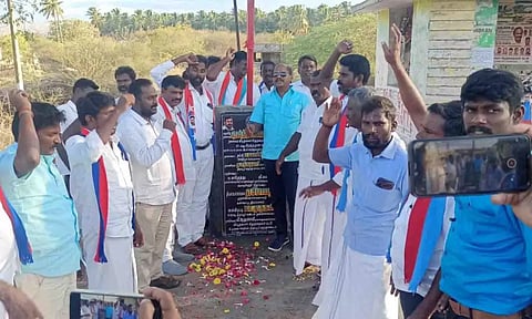 விடுதலை சிறுத்தைகள் கட்சியின் சார்பில் கொடியேற்றுவிழா நடைபெற்றக் காட்சி.