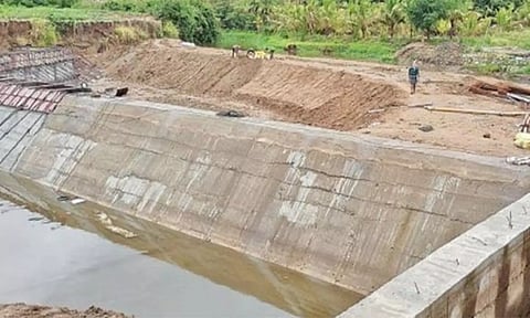தடுப்பணை கட்டும் பணிகள் நடப்பதை படத்தில் காணலாம்.