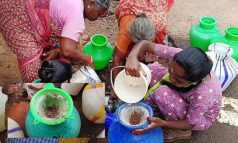பொதுமக்கள் பிடித்து செல்லும் சுகாதாரமற்ற குடிநீர்.