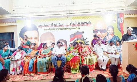 கூட்டத்தில் திராவிட இயக்க தமிழர் பேரவை தலைவர் சுப வீரபாண்டியன் பேசிய காட்சி. 