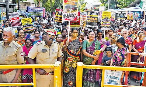 திருநாகேஸ்வரத்தில் பொது மக்கள் ஆர்ப்பாட்டத்தில் ஈடுப்பட்டனர்.