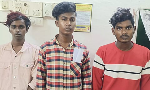 கைது செய்யப்பட்ட வாலிபர்களை காணலாம்.