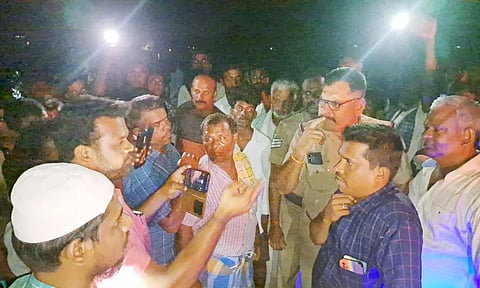 மறியலில் ஈடுபட்டவர்களுடன் அதிகாரிகள் பேச்சுவார்த்தை நடத்தினர்.
