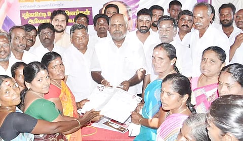 பூத் கமிட்டி கூட்டத்தில் முன்னாள் அமைச்சர் ஆர்.பி.உதயகுமார் கலந்து கொண்டார்.