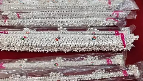 ஒரே வாரத்தில் கிலோவுக்கு ரூ.5 ஆயிரம் சரிவுசேலம் வெள்ளி கொலுசுகள் விற்பனை அதிகரிப்பு