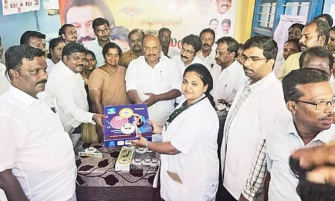 கூடுதல் மருத்துவ உபகரணங்களை துரை. சந்திரசேகரன் எம்.எல்.ஏ வழங்கினார்.