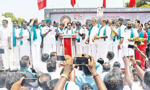 ஆர்ப்பாட்டத்தில் அ.தி.மு.க. அமைப்பு செயலாளரும் முன்னாள் அமைச்சருமான காமராஜ் பேசினார்.