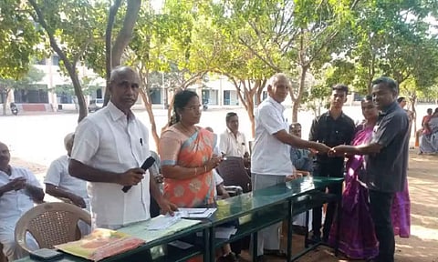 கல்வி ஊக்கத்தொகை வழங்கிய காட்சி.