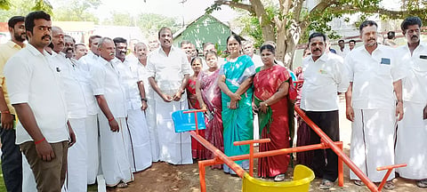 நவீன சிறுவர் பூங்காவினை எம்.எல்.ஏ வெங்கடேசன் திறந்து வைத்தார்.