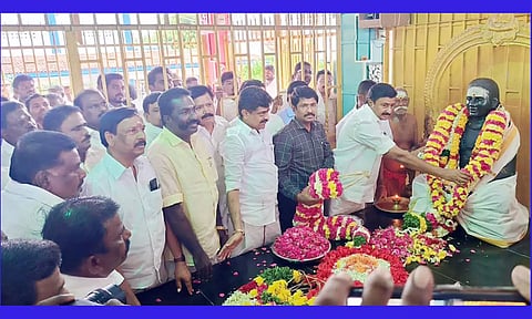 தேவர் நினைவிடத்தில் அமைச்சர் சாமிநாதன் அஞ்சலி செலுத்தினார். அருகில் மாவட்ட செயலாளர் காதர்பாட்ஷா முத்துராமலிங்கம் எம்.எல்.ஏ. உள்பட பலர் உள்ளனர்.