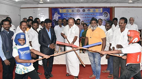 கடலூரில் அமைச்சர் எம்.ஆர். கே.பன்னீர்செல்வம் தேசிய அளவிலான சிலம்பம் போட்டியை தொடங்கி வைத்தார். அருகில் மாநகர தி.மு.க செயலாளர் ராஜா, மாநகராட்சி மேயர் சுந்தரி ராஜா உள்ளனர்.