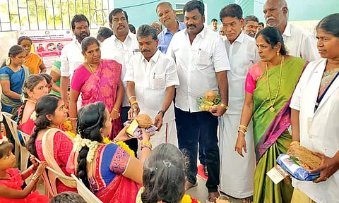 விழாவில் கர்ப்பிணி பெண்களுக்கு சீதன பொருட்களை சண்முகையா எம்.எல்.ஏ. வழங்கினார்.