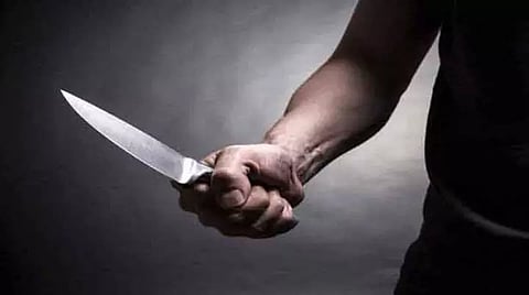 கள்ளக்காதல் விவகாரத்தில் வாலிபருக்கு கத்திக்குத்து