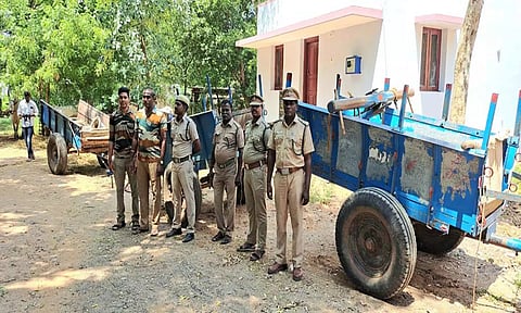 பறிமுதல் செய்யப்பட்ட மாட்டு வண்டிகள்.