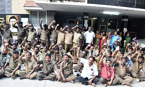 தூய்மை பணியாளர்கள் மண்டல அலுவலகத்தை முற்றுகையிட்டு போராட்டம்