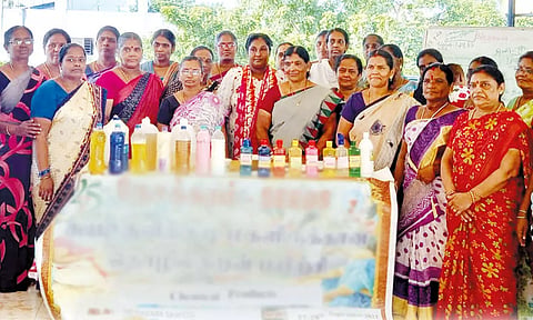 ஏழை பெண்களை தொழில்முனைவோராக மாற்றியவர்...!