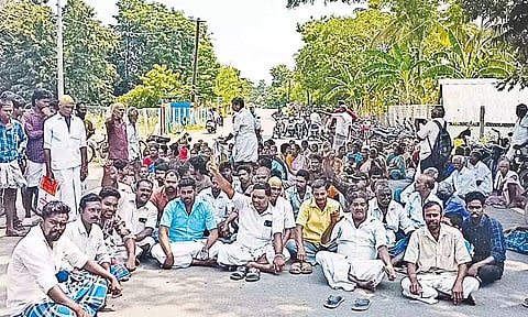 சாலை மறியலில் ஈடுபட்ட பொதுமக்கள்.