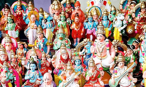 விற்பனைக்கு வைக்கப்பட்டுள்ள கொலு பொம்மைகளின் அழகிய காட்சி.
