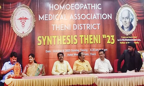 மருத்துவ கண்காட்சியில் கலந்து கொண்டவர்களை படத்தில் காணலாம்.