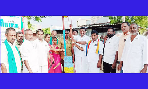 அலங்காநல்லூர் அருகே முடுவார்பட்டி கிராமத்தில் பா.ம.க. வினர் கட்சியின் கொடியேற்றி விழிப்புணர்வு உறுதிமொழி எடுத்துக் கொண்டனர்.