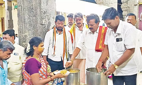 கும்பகோணம் ஆதிகும்பேஸ்வரர் கோவிலில் பக்தர்களுக்கு அன்னதானம் வழங்கப்பட்டது.