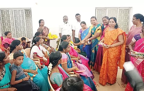 சாத்தான்குளம் யூனியனில் சமுதாய வளைகாப்பு விழாவில் 100 பெண்களுக்கு சீர்வரிசை பொருட்கள்