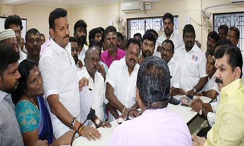 மேயர் சரவணனிடம் மனு கொடுத்த அ.தி.மு.க. நிர்வாகிகள்.