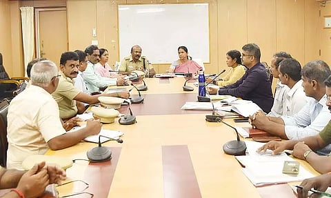  ஆய்வுக்கூட்டம் மாவட்ட கலெக்டர் சாந்தி தலைமையில் நடைபெற்ற போது எடுத்த படம்.