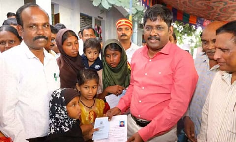 முகாமில் மாற்றுத்திறனாளிகளுக்கு அடையாள அட்டைகளை கலெக்டர் கிறிஸ்துராஜ் வழங்கிய காட்சி. 