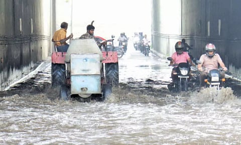 மழையினால் சிரமத்துக்குள்ளான வாகன ஓட்டிகள். 